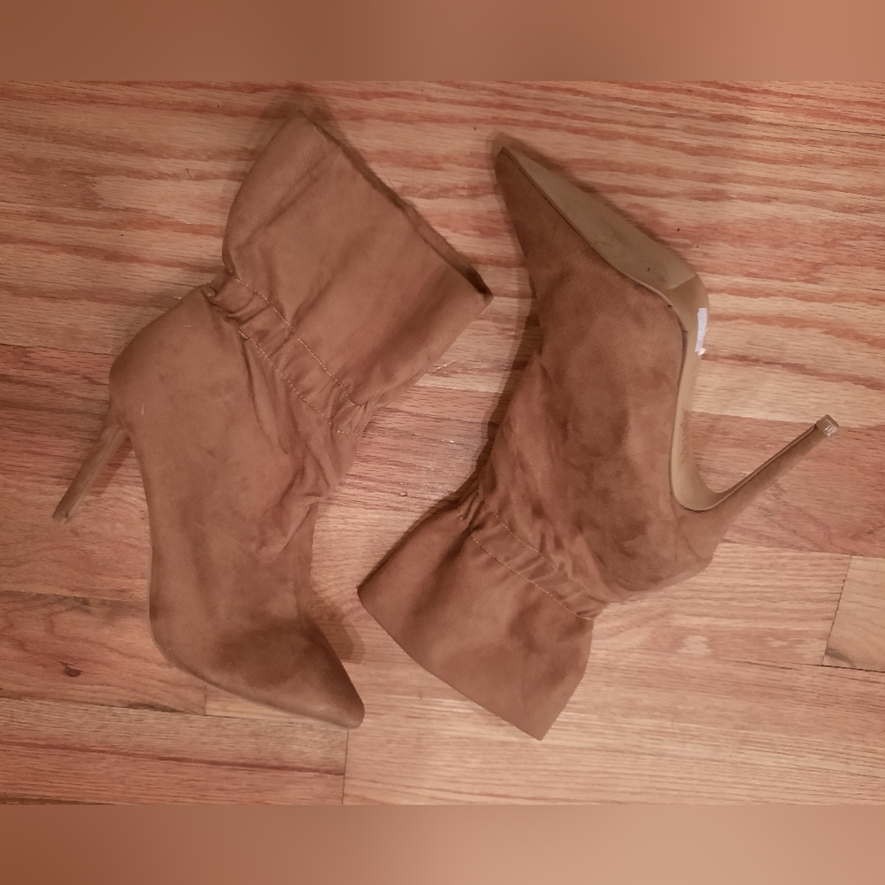 Tan Express Heeled Boots! Size 9‎